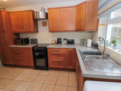 Cottage | Private kitchen | Fridge, dishwasher, electric kettle, toaster