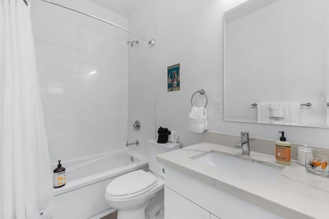 Classic Room | Bathroom | Free toiletries, hair dryer