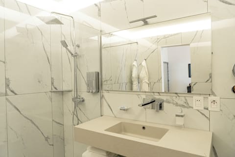 Standard Room | Bathroom | Shower, rainfall showerhead, free toiletries, hair dryer