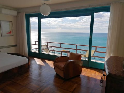 Executive Suite | 2 bedrooms, down comforters, minibar, in-room safe