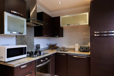 Apartment (1 Bedroom) | Private kitchen | Fridge, microwave