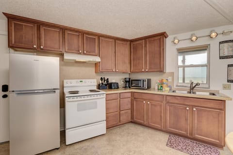 House, 1 Queen Bed (Anna Maria Island Beach Happy-Direct ) | Private kitchen