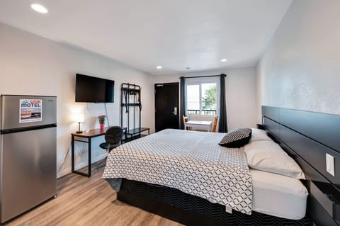 Room | Individually furnished, blackout drapes, iron/ironing board, free WiFi