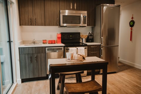 Classic Apartment | Private kitchen | Full-size fridge, microwave, oven, stovetop