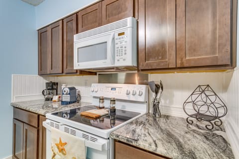 Apartment (2 Bedrooms) | Private kitchen | Cookware/dishes/utensils, paper towels