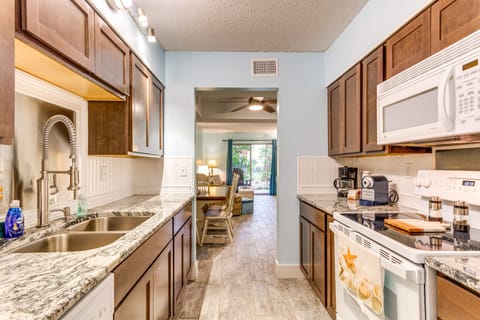 Apartment (2 Bedrooms) | Private kitchen | Cookware/dishes/utensils, paper towels