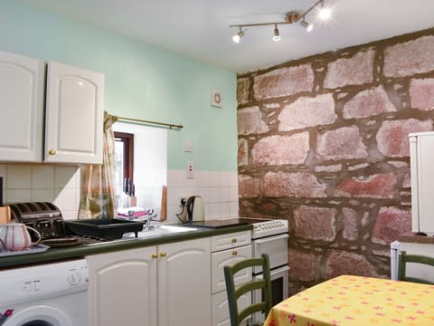 Kitchen | Pine Tree Cottage - Bonn Na Coille Cottages, Ballater