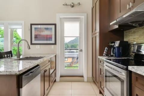 Comfort Apartment | Private kitchen | Fridge, microwave, oven, stovetop