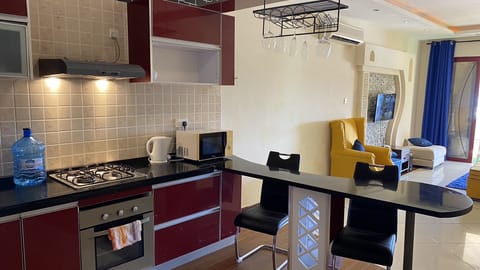 Elite Apartment | Private kitchen | Fridge, microwave, cookware/dishes/utensils