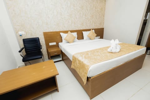 Deluxe Double Room | Desk, laptop workspace, free WiFi