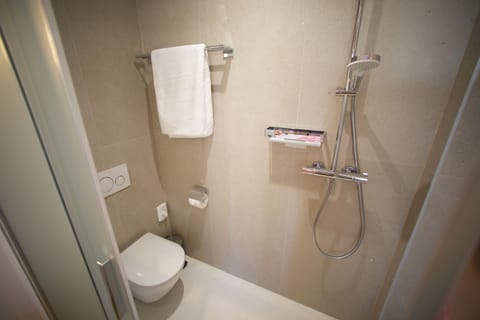 Standard Room | Bathroom | Shower, designer toiletries, hair dryer, towels