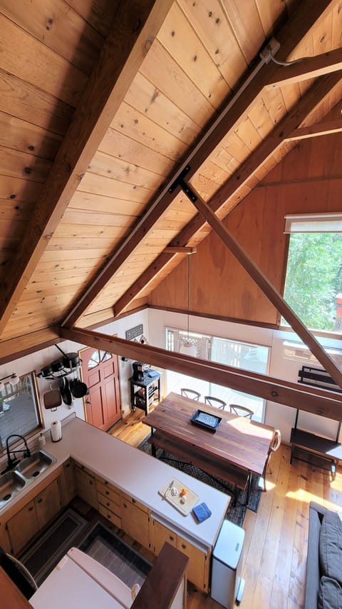 Robins Roost has a fully stocked kitchen.