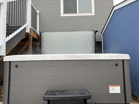 Large Hot Tub! Comfortably seats 6 adults!