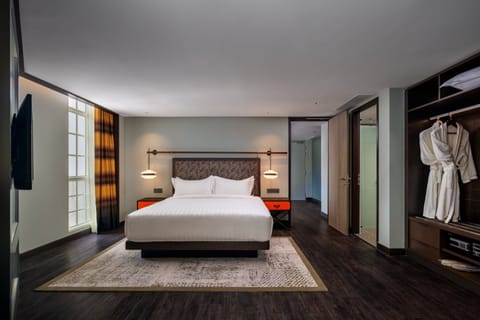 Executive Room, 1 King Bed | Premium bedding, in-room safe, individually decorated