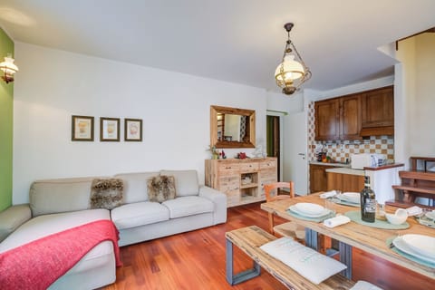 Family Apartment, 2 Bedrooms (La Torre In The Center Of Town) | Living area | 21-inch Smart TV with digital channels