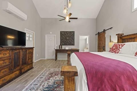 Upstairs Master Suite