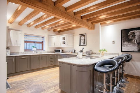 Oak Lodge - Hot Tub - Pen Y Cae Inn (4609)