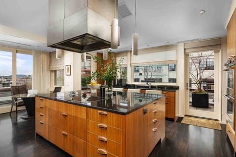 Cook a delicious dinner in this fully equipped kitchen.
