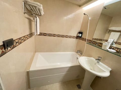 Executive Twin Room, 2 Twin Beds | Bathroom | Free toiletries, hair dryer, slippers, towels