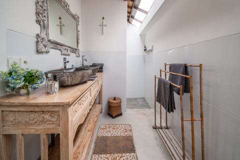 Villa | Bathroom | Shower, hair dryer, bidet, towels