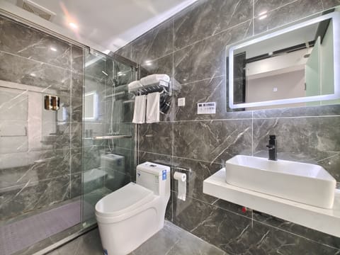 Standard Double or Twin Room | Bathroom
