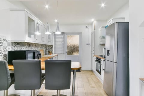 House | Private kitchen | Fridge, microwave, oven, stovetop