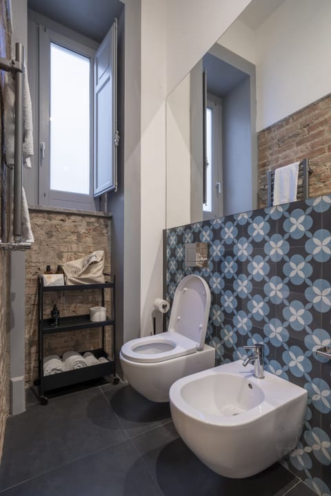 Deluxe Double Room | Bathroom | Shower, hair dryer, bidet, towels