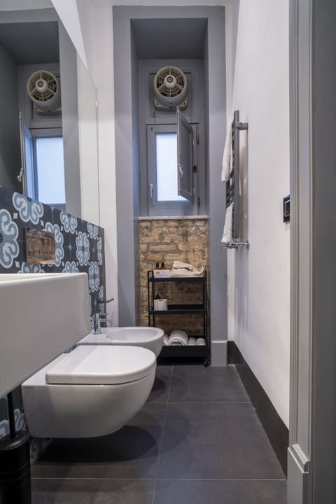 Junior Suite | Bathroom | Shower, hair dryer, bidet, towels