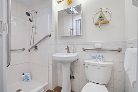 Standard Studio | Bathroom | Shower, free toiletries, hair dryer, towels