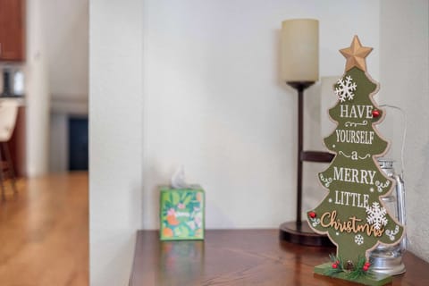 Joyful décor for cozy moments.