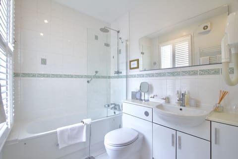 Superior Double Room | Bathroom | Free toiletries, hair dryer, bathrobes, towels