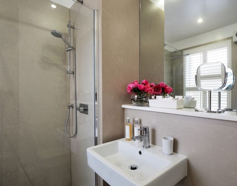 Superior Double Room | Bathroom | Free toiletries, hair dryer, bathrobes, towels