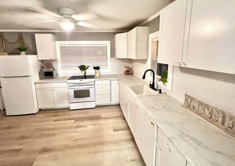 4burnercooktopstove 
 Dishwasher 
Coffeemaker 
Toaster oven 
Microwave
Air fryer