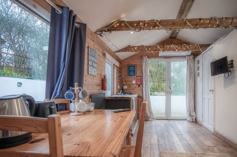 32-inch TV with cable channels, fireplace