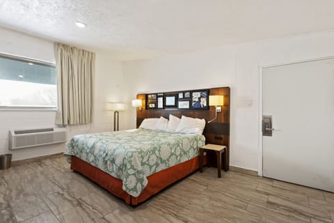 Superior Studio Suite | Individually decorated, individually furnished, desk, laptop workspace