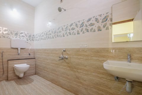 Deluxe Double Room | Bathroom | Shower, rainfall showerhead, hair dryer, towels