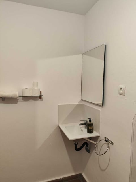 ENTRADA | Bathroom | Free toiletries, hair dryer