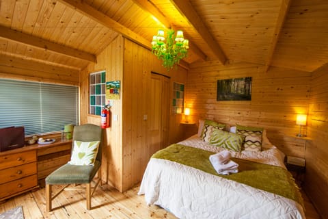 Standard Chalet, 1 Bedroom, Ensuite, Garden View | Individually decorated, individually furnished, bed sheets