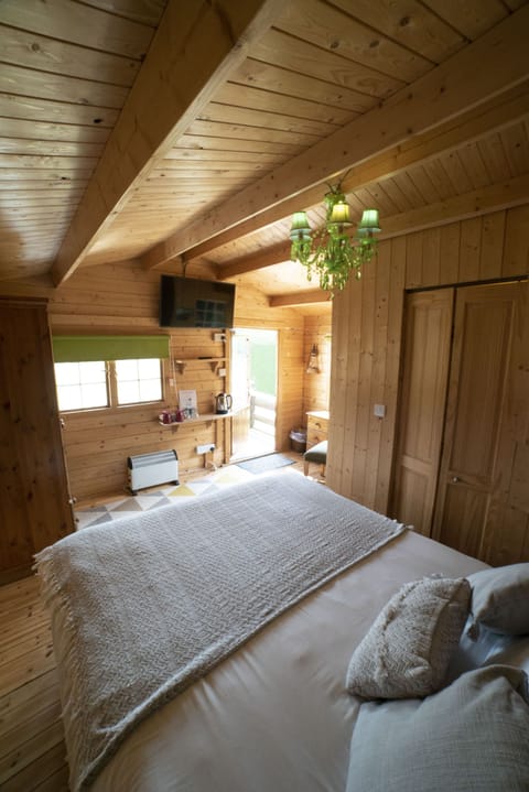 Standard Chalet, 1 Bedroom, Ensuite, Garden View | Individually decorated, individually furnished, bed sheets