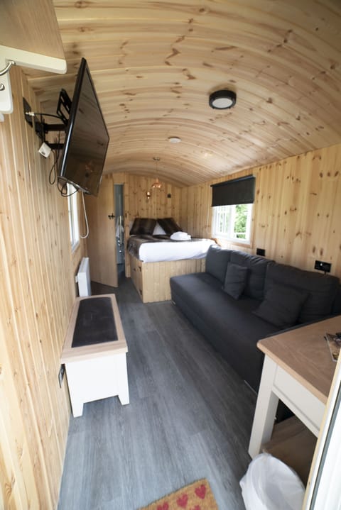 Family Cabin, 1 Double Bed, Ensuite, Park View | Individually decorated, individually furnished, bed sheets