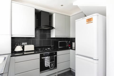 Apartment, 4 Bedrooms | Private kitchen | Electric kettle, toaster