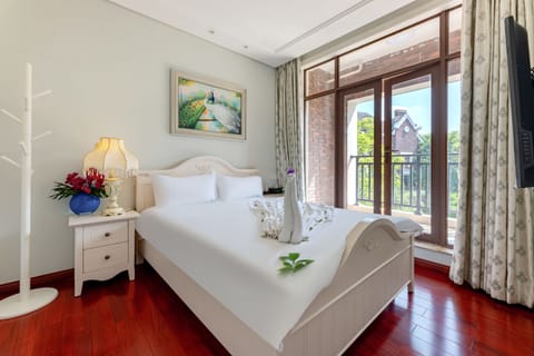 Luxury Villa, 6 Bedrooms, Resort View, Lakeside | Desk, laptop workspace, free WiFi, bed sheets