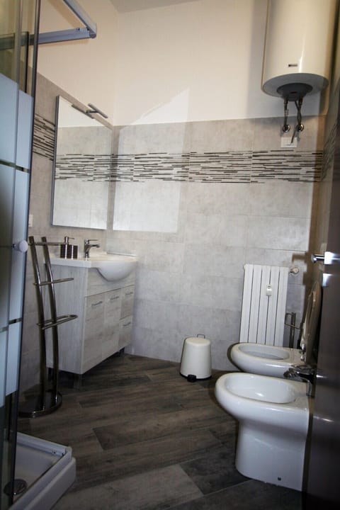 Deluxe Room | Bathroom | Shower, hair dryer, bidet, towels