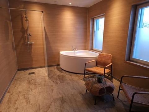 Luxury Double Room | Bathroom | Towels