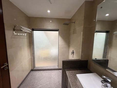 Executive Room | Bathroom | Free toiletries, towels