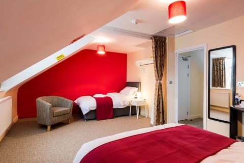 Deluxe Triple Room | Desk, iron/ironing board, free WiFi, bed sheets