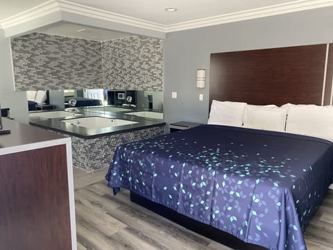 Signature Room, 1 King Bed, Hot Tub | Individually furnished, desk, laptop workspace, blackout drapes