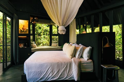 Luxury Tree House | Minibar, in-room safe, desk, blackout drapes