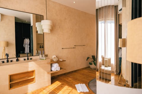 Junior Suite | Bathroom | Free toiletries, hair dryer, bathrobes, slippers