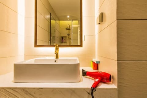 Premier Room, 1 King Bed, Non Smoking | Bathroom | Shower, rainfall showerhead, designer toiletries, hair dryer